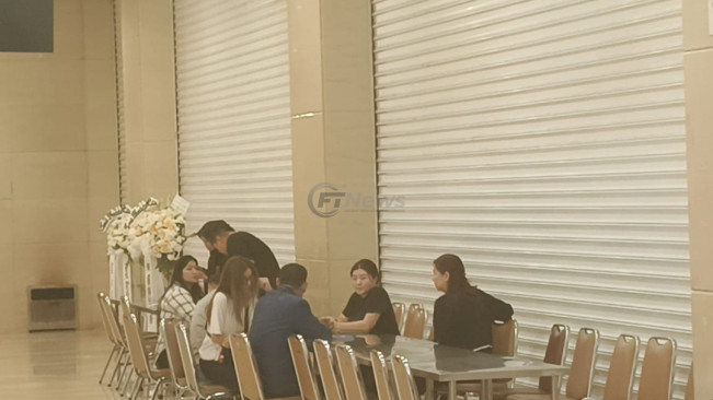 Sarwendah dan keluarga di rumah duka Grand Heaven, Pluit, Jakarta Utara, Sabtu (19/7/2025). [Foto: FTNews.co.id/Selvianus Kopong Basar]